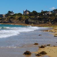 3 raisons surprenantes de choisir la plage de Saint Énogat pour une pause en Bretagne : après avoir voté, venez vous reposer l'esprit sur une plage agréable proche de Dinard
