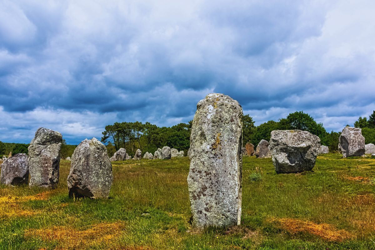 Carnac : la face cachée de la Bretagne que peu de touristes connaissent ! Entre menhirs oubliés, plages secrètes et crêperies planquées, découvrez la face cachée de la Bretagne que même vos amis bretons n’osent pas révéler
