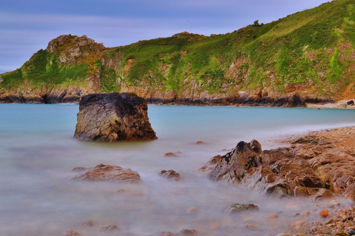 Cet été, rendez-vous aux falaises de Plouha pour une aventure inoubliable : les plus hautes falaises de Plouha vous attendent pour en prendre plein la vue