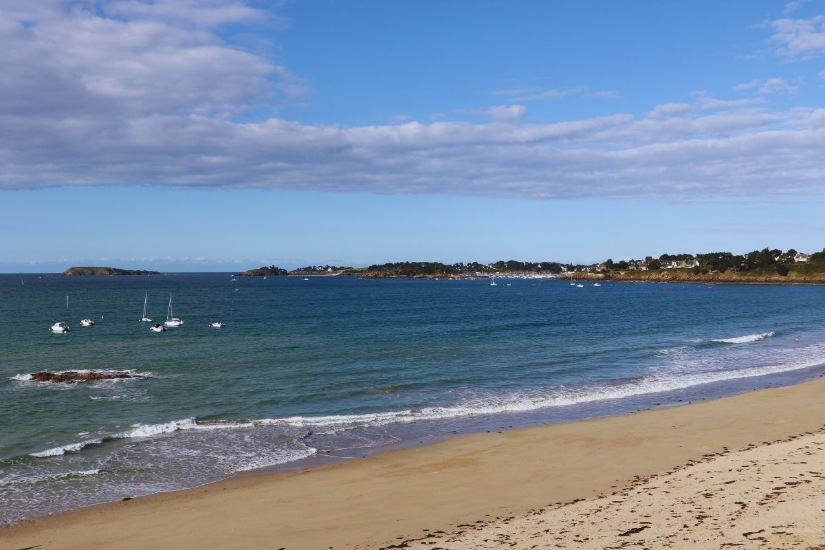 Cette plage de Bretagne est un joyau de Bretagne : bienvenue à Rieul ! Une petite plage à Lancieux dans les Côtes d'Armor qui saura vous séduire