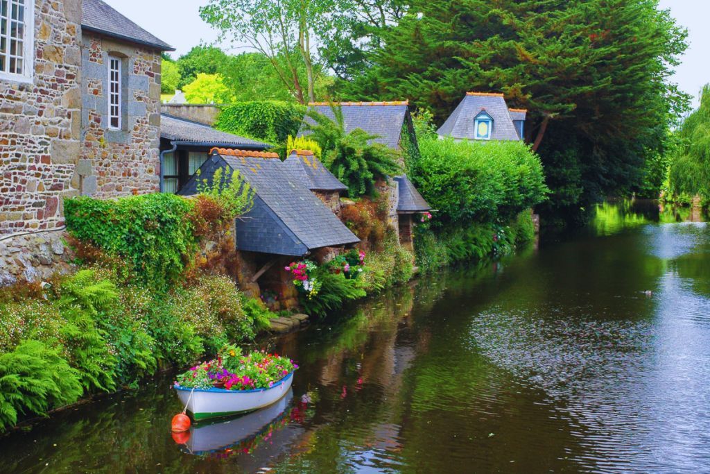 Pontrieux en Bretagne : Découvrez ce village secret des Côtes d'Armor qui fascine les touristes, avec pas moins de 50 lavoirs fleuris qui contribuent à la beauté du lieu