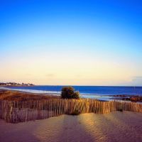 Découvrez la grande plage de Carnac : un incontournable de la Bretagne pour profiter du beau temps les pieds dans l'eau avec votre famille