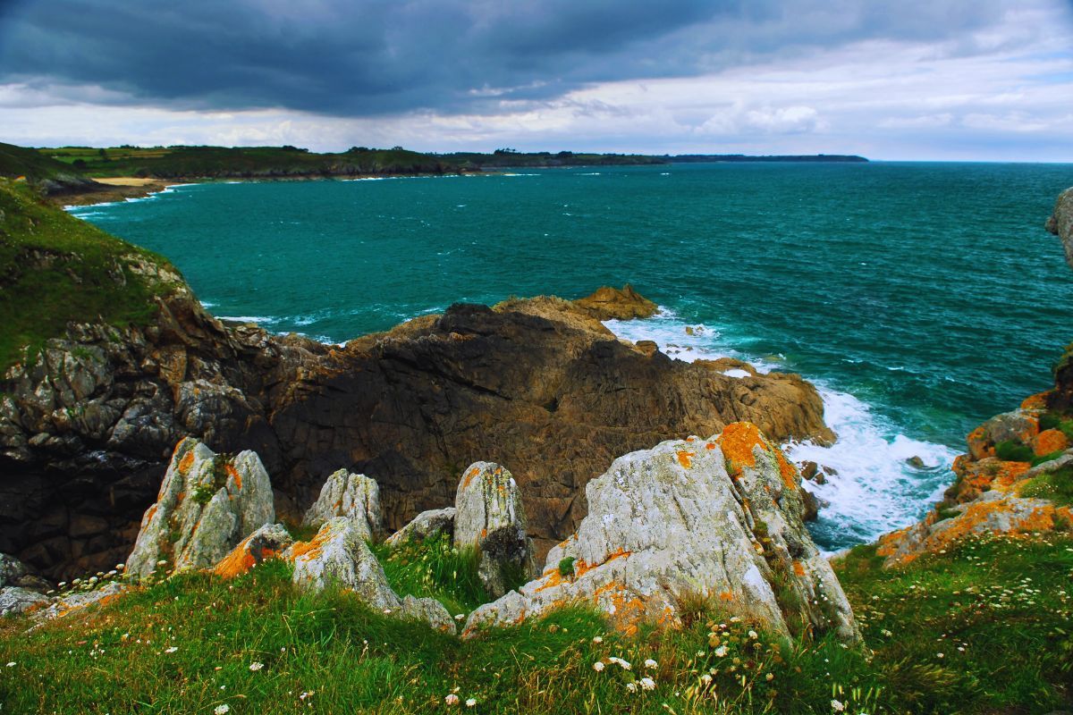 Ne partez pas en Bretagne sans voir ce coin magique (près de Quiberon) : les falaises les plus spectaculaires de la côte sauvage, un sable d’un blanc irréel et un coucher de soleil tellement époustouflant qu’il fera exploser votre feed Instagram