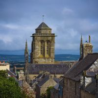 Voici pourquoi Locronan est élu l’un des plus beaux villages de France : laissez-vous séduire par cette magnifique ville de Bretagne, le temps d'une journée ou d'un week-end