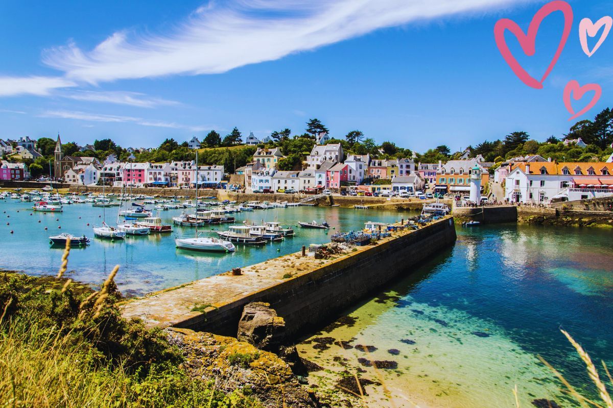 Découvrez les 4 plus jolis petits ports authentiques de Bretagne pour une ambiance romantique le jour de la Saint-Valentin : ces lieux en bord de mer promettent de réchauffer votre coeur en ce beau jour