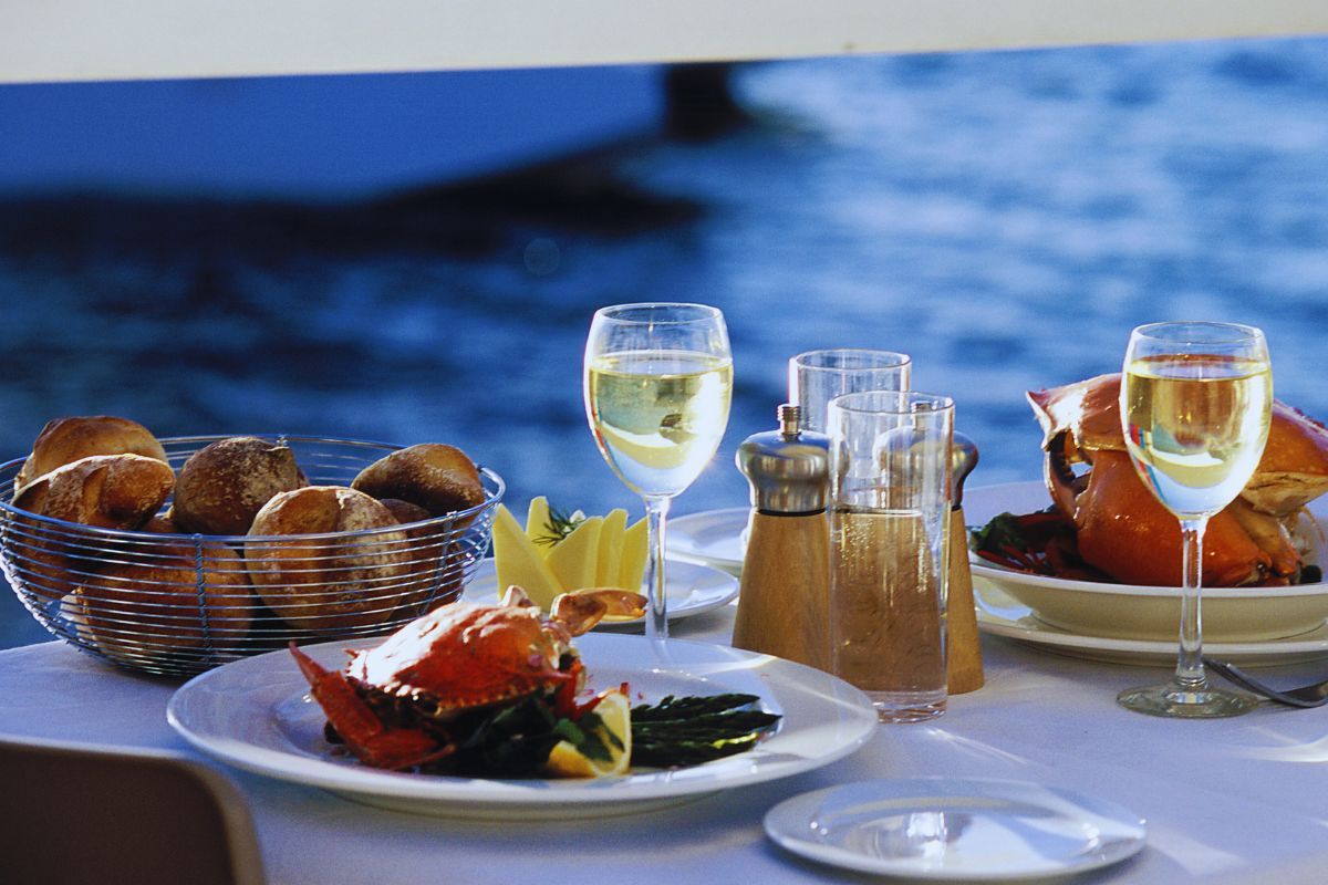 Envie de respirer un peu l'air marin ce week-end ? Découvrez notre sélection des 4 meilleurs restaurants avec vue sur la mer en Bretagne pour une expérience culinaire inoubliable