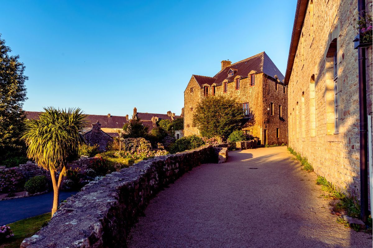 Découvrez les 5 villages bretons les plus charmants pour des vacances inoubliables : des petites communes en Bretagne pleines de charme qu'il serait dommage de manquer
