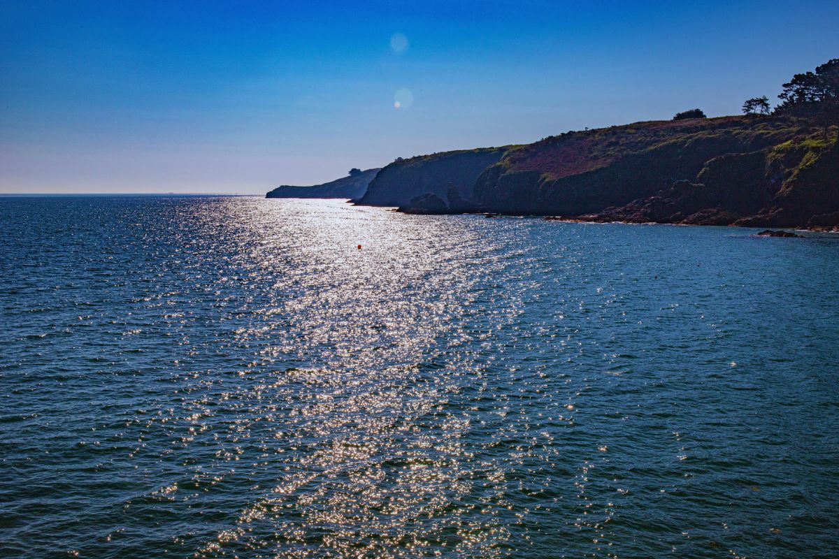 Découvrez la crique de Porh Penhoet à Sauzon : un trésor caché de Belle-Île en Bretagne, un lieu moins connu que sa voisine la pointe des Poulains, mais tout aussi joli