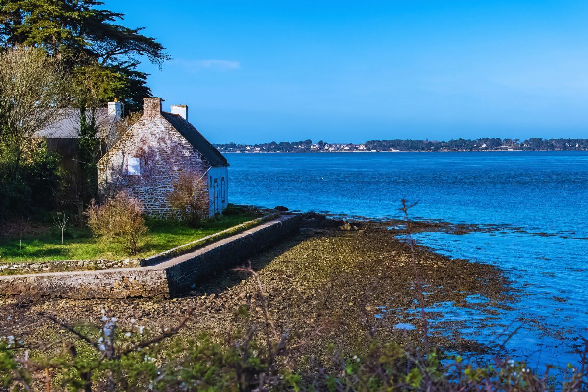 Découvrez l'Île aux Moines, la perle du Morbihan : une invitation à l'aventure entre histoire et panoramas époustouflants, située en Bretagne