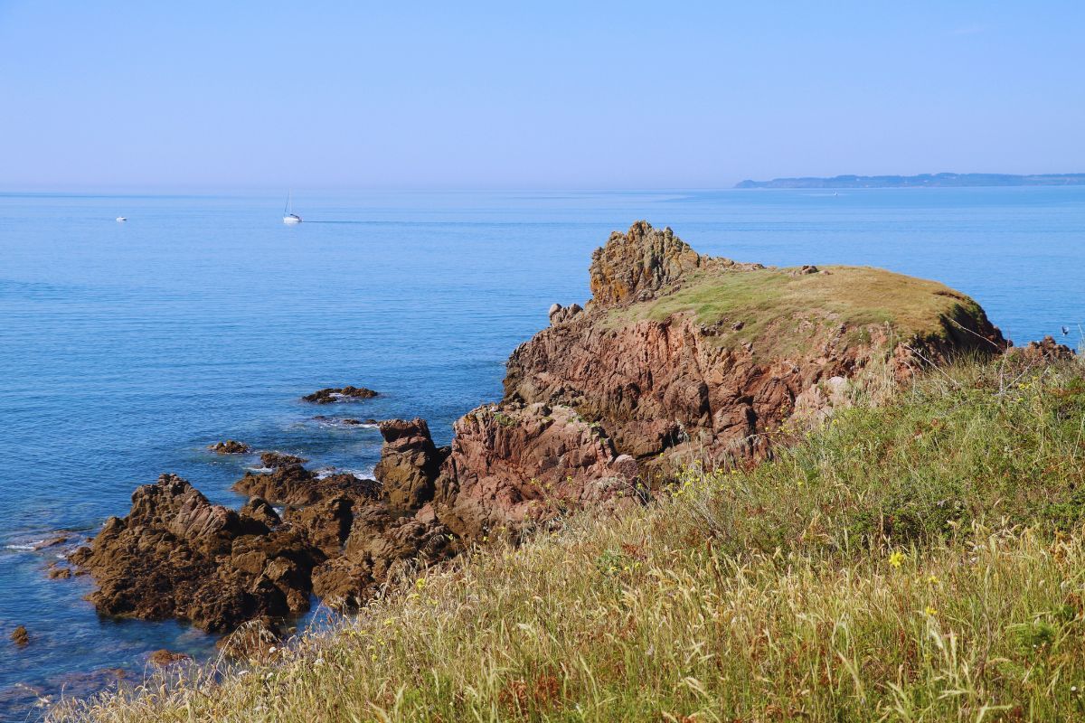 Découvrez la plage de Treac’h Er Goured l'Île d'Houat : un paradis caché en Bretagne situé dans le Golfe du Morbihan, une île aux allures tropicales qui vaut le détour avec ses plages magnifiques