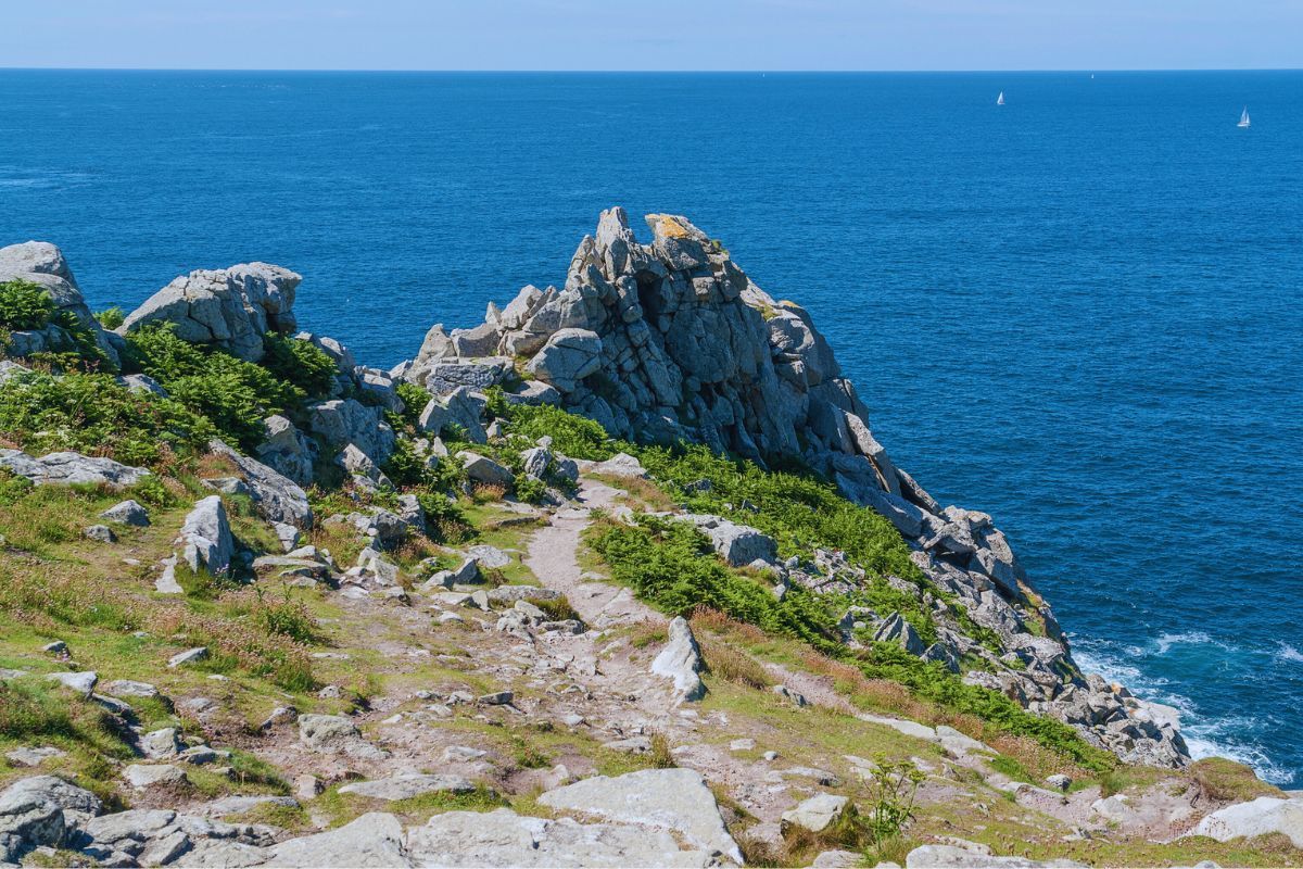 Découvrez la Pointe du Raz : un spectacle naturel époustouflant dans le Finistère en Bretagne, à ne manquer sous aucun prétexte si vous passez vos vacances ou votre week-end là-bas