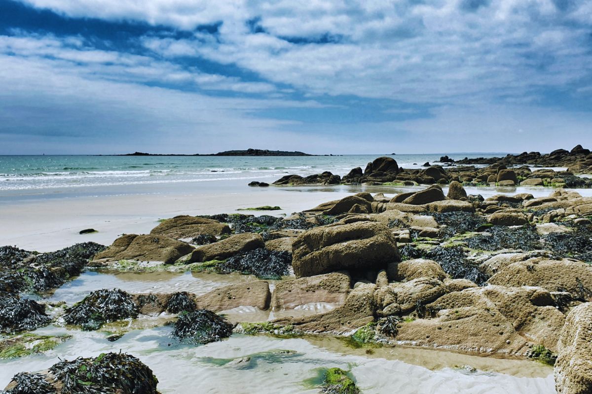 Découvrez la plage de Kerhillio : un joyau de la Bretagne qui va vous plaire situé à Erdeven, cette jolie commune du Morbihan