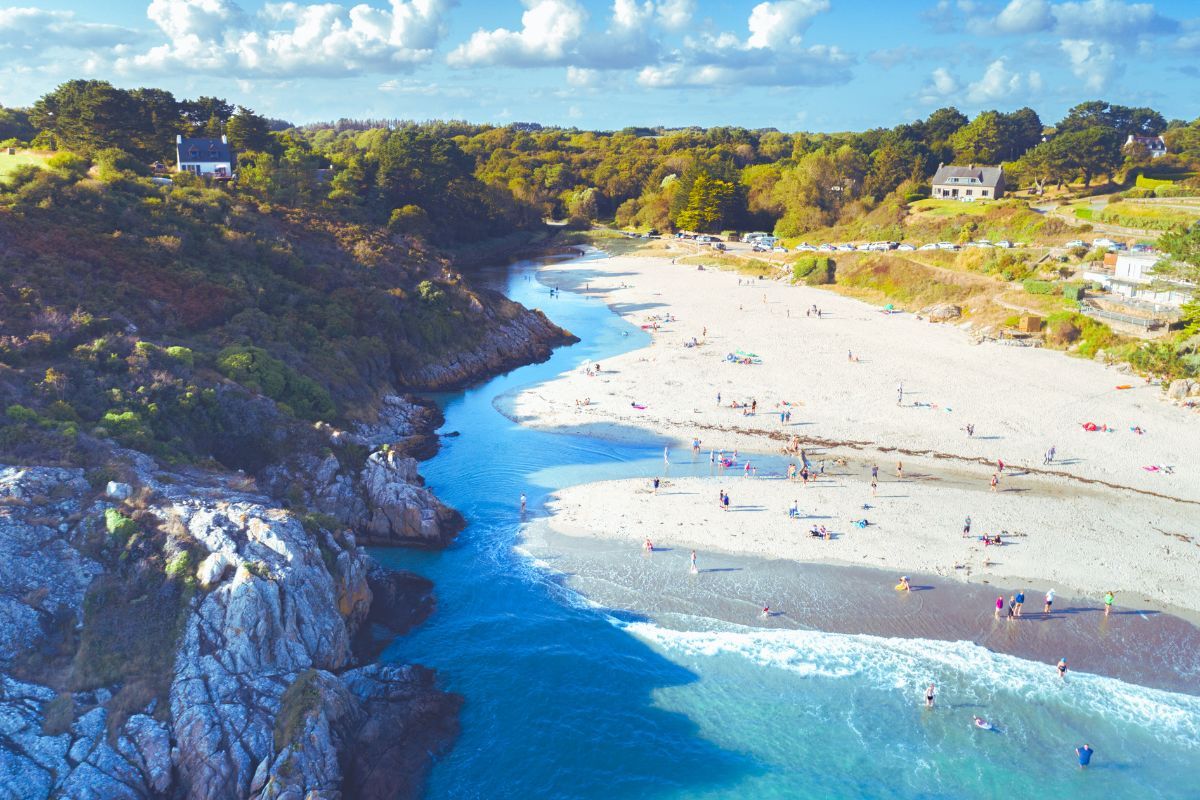 Découvrez la plage de Rospico à Névez dans le Finistère : un lieu magique de Bretagne pour vous reposer maintenant que le soleil arrive, et trouver des panoramas à couper le souffle