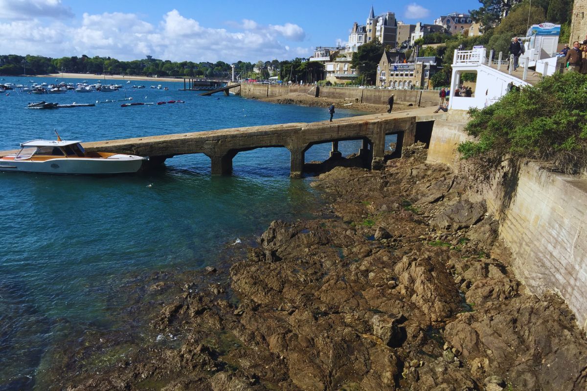 Découvrez les plages de Dinard en Bretagne : des lieux superbes bretons à ne pas manquer si vous voulez profiter d'un moment de calme sur une belle plage de sable, avec un peu de soleil