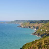 Découvrez les spots de surf incontournables dans les Côtes-d'Armor : venez surfer sur les meilleures vagues pendant vos vacances en Bretagne