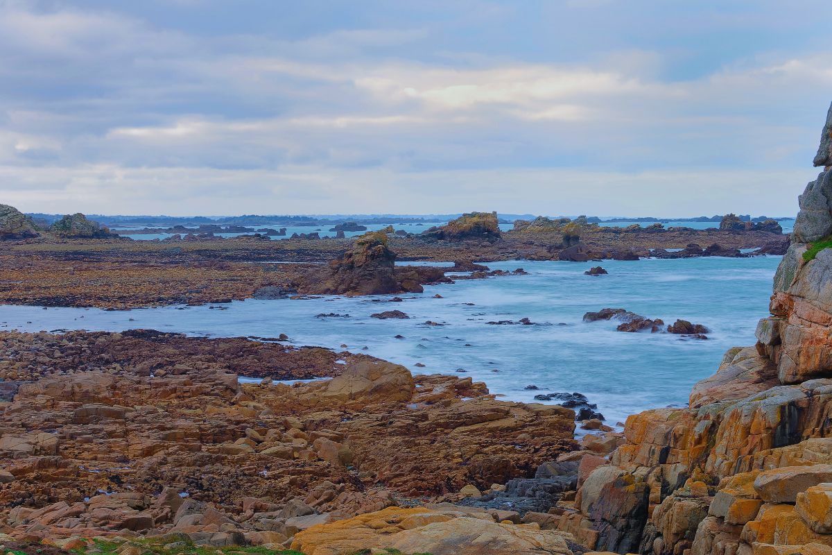 Une visite à Plougrescant en Bretagne ? Vous allez adorer ce lieu hors du temps des Côtes d'Armor, avec ses paysages idylliques figés par le calme hivernal