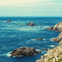 Vous êtes en vacances en Finistère? Visitez la Pointe du Raz et venez observer le phare de la Vieille, un lieu magique breton
