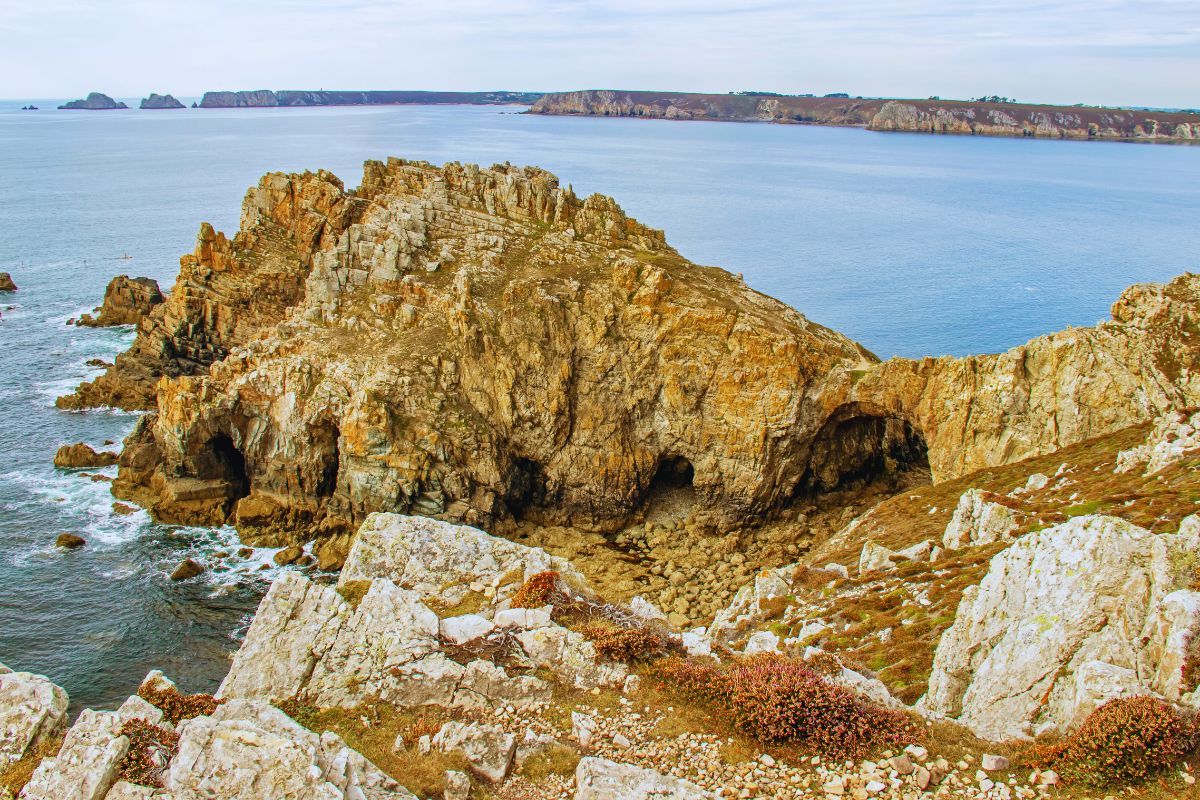 Vous voulez une escapade inoubliable ? Direction la Pointe de Dinan à Crozon : cette pointe de Bretagne est idéale pour ceux cherchant une belle vue et un air iodé