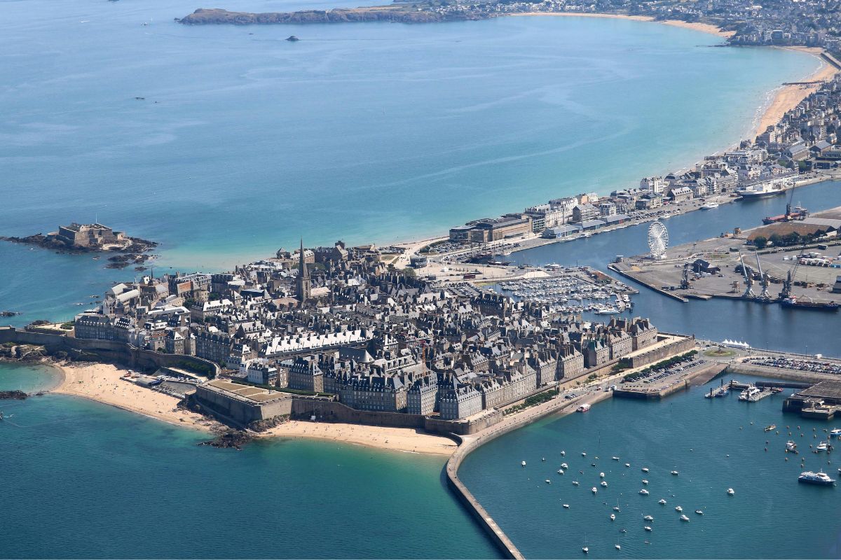 Voici les 3 plus belles villes en bord de mer en Bretagne pour profiter du beau temps : pourquoi ne pas se balader dans un de ces endroits ce week-end, ou le prochain ?