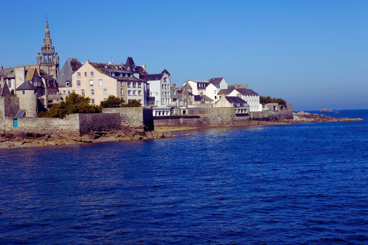 Découvrez pourquoi Roscoff est la destination idéale pour vos prochaines vacances : une très belle commune en bord de mer pour des vacances en Bretagne