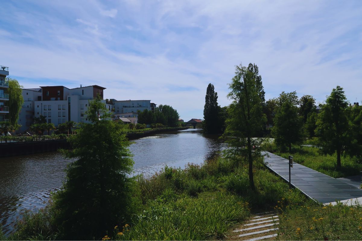 Échappée verte en Bretagne : découvrez le canal d'Ille et Rance, un trésor de tranquillité pour une promenade agréable dans un joli décor