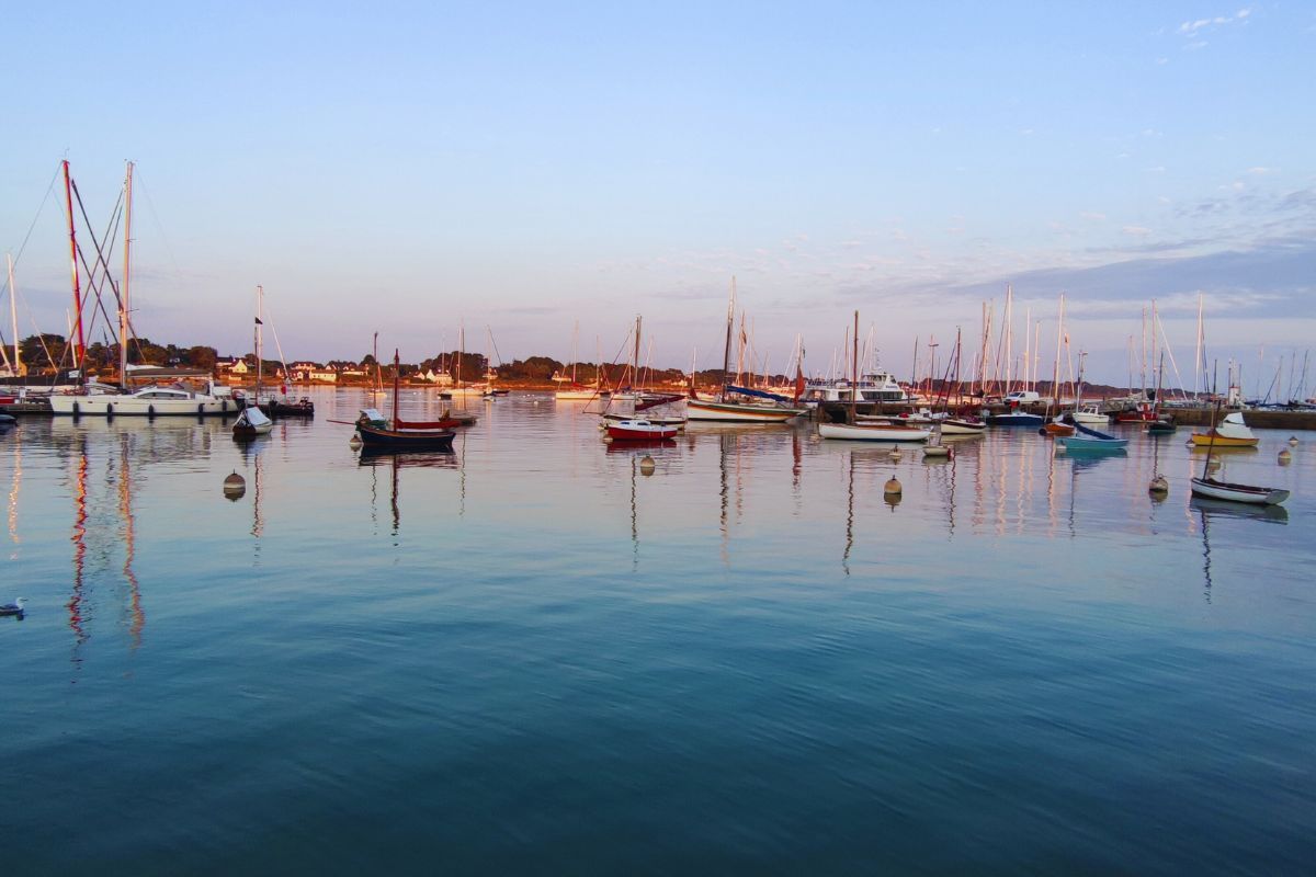 Plongez dans le calme de la plage du Men Du à la Trinité sur Mer, un havre de paix en Bretagne pour tous ceux souhaitant bronzer et se baigner pendant l'été