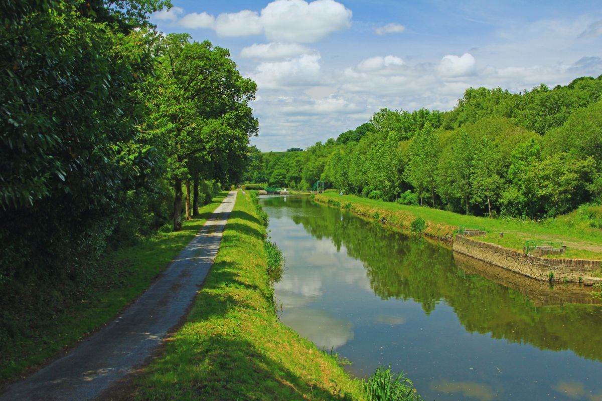 Évadez-vous sur le canal de Nantes à Brest : un voyage au cœur de la Bretagne, à pied ou à vélo, pour voir de nombreux paysages à couper le souffle