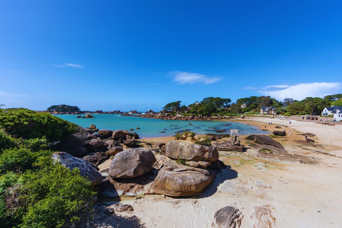 Évasion ensoleillée (ou presque) en Bretagne : notre top 3 des plages féeriques des Côtes d'Armor à visiter ce mois-ci, à l'arrivée des beaux jours !