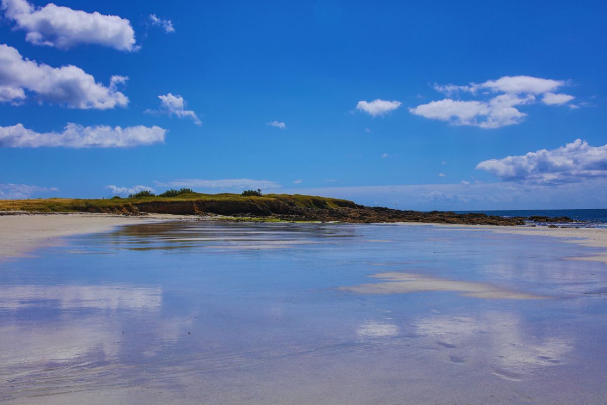 Évasion garantie sur la plage de la Baleine à Trévignon, un paradis caché en Bretagne pour le retour des beaux jours avec les pieds dans l'eau