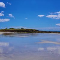 Évasion garantie sur la plage de la Baleine à Trévignon, un paradis caché en Bretagne pour le retour des beaux jours avec les pieds dans l'eau