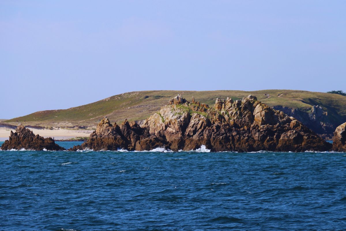 Évasion sur l'île d'Houat : la plage de Treac'h er Goured vous attend pour passer un séjour incroyable dans ce lieu au départ du golfe du Morbihan