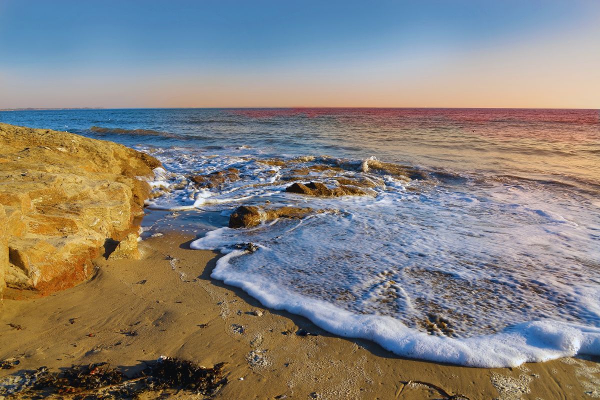 Explorez la Grande Plage de Damgan : un paradis balnéaire dans le Morbihan, l'endroit idéal où venir prendre un bain de soleil et se reposer avec sa famille en Bretagne