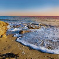 Explorez la Grande Plage de Damgan : un paradis balnéaire dans le Morbihan, l'endroit idéal où venir prendre un bain de soleil et se reposer avec sa famille en Bretagne