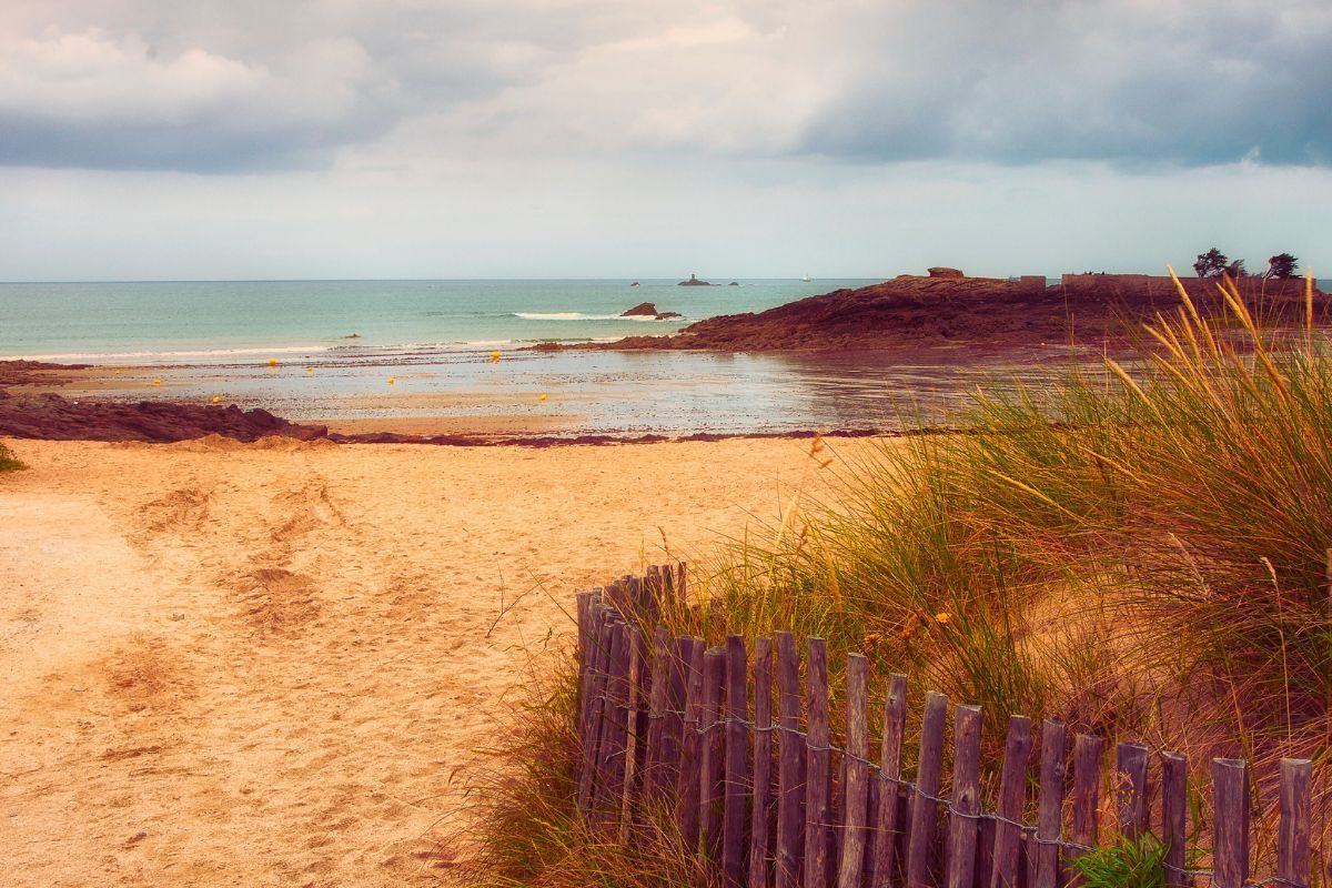 Explorez les côtes et la baie de Lancieux en Bretagne : un trésor naturel à découvrir, avec de nombreuses plages qui sauront satisfaire tout le monde