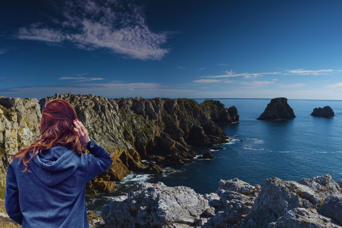 Pourquoi tout le monde parle de la Pointe de Pen-Hir ? Découvrez cette magnifique Pointe de Bretagne, qui vous donnera envie de vous y balader ce week-end