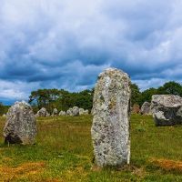 Carnac : la face cachée de la Bretagne que peu de touristes connaissent ! Entre menhirs oubliés, plages secrètes et crêperies planquées, découvrez la face cachée de la Bretagne que même vos amis bretons n’osent pas révéler
