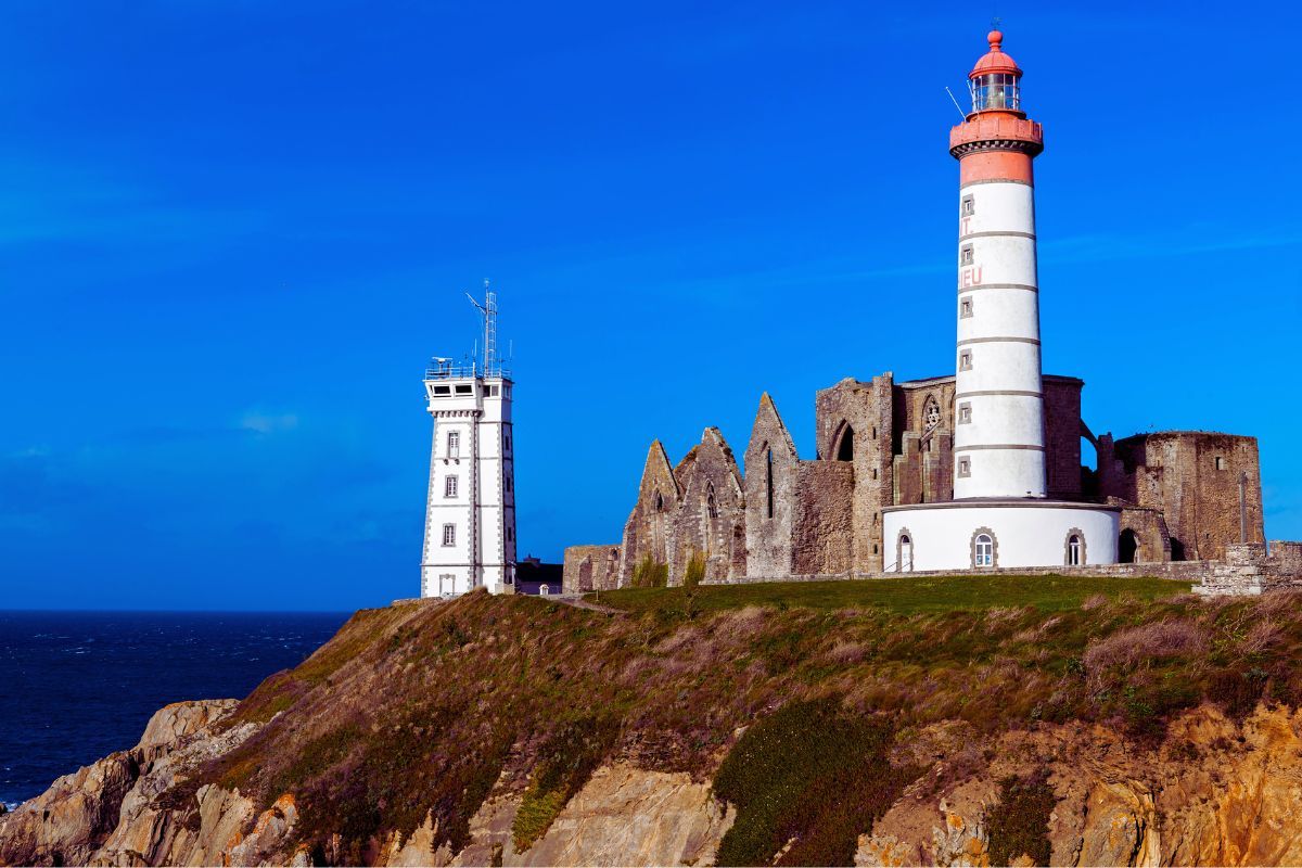 Plongez dans l'Histoire du phare des Pierres Noires et de la pointe de Saint-Mathieu, joyaux maritimes du Finistère : faites le tour des plus beaux phares de Bretagne pour Pâques