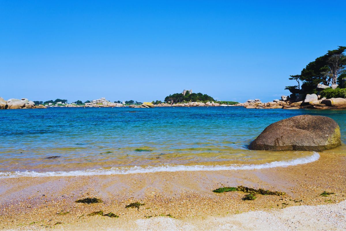 L'île de Bréhat en Bretagnepréserve son charme, sans pour autant vous empêcher de la visiter : découvrez son nouveau système de quotas touristiques