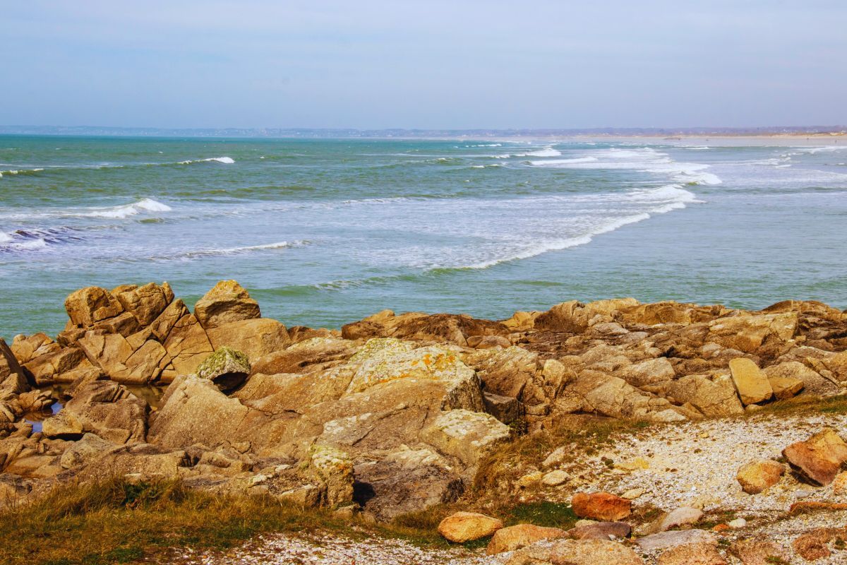 Les meilleurs spots de surf dans le Finistère : des vagues à couper le souffle pour tous les niveaux et pour le plus grand bonheur des surfeurs en Bretagne