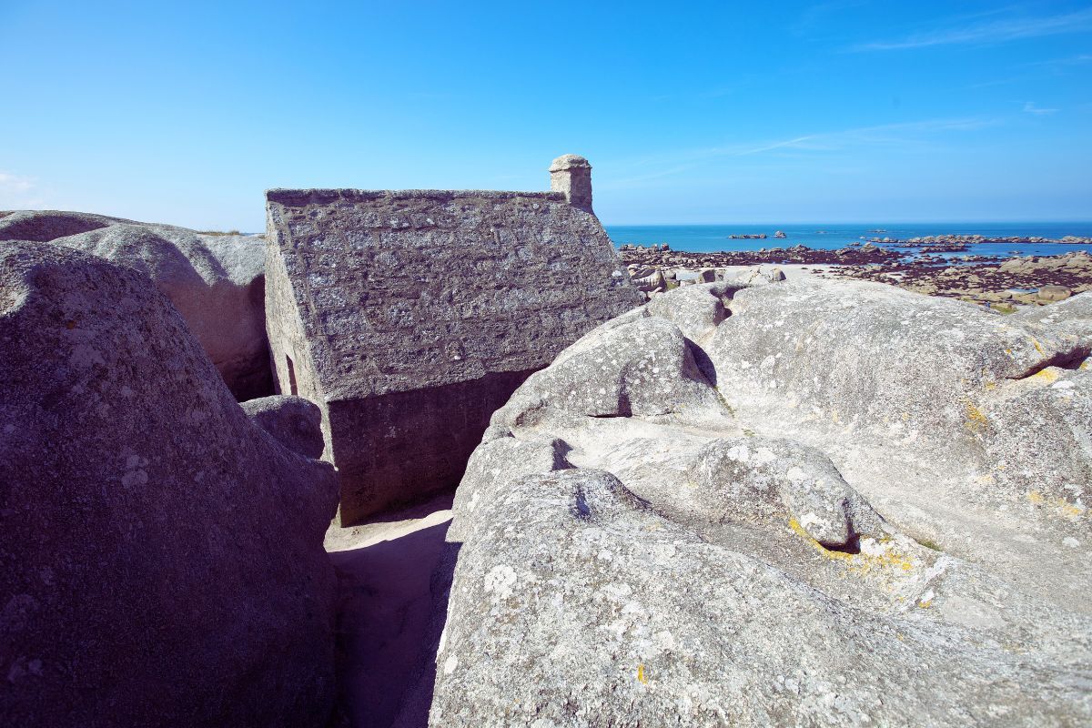 Meneham : le village de Bretagne que vous devez absolument visiter ! Découvrez ce petit hameau de la commune de Kerlouan, situé dans le Finistère