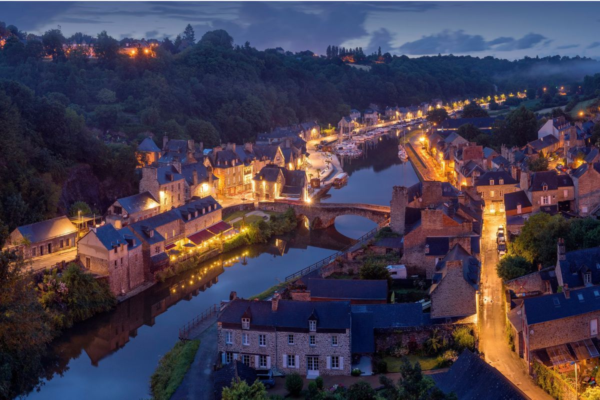 Où se loger pour un séjour en Bretagne ? Guide des meilleures options d'hébergement.