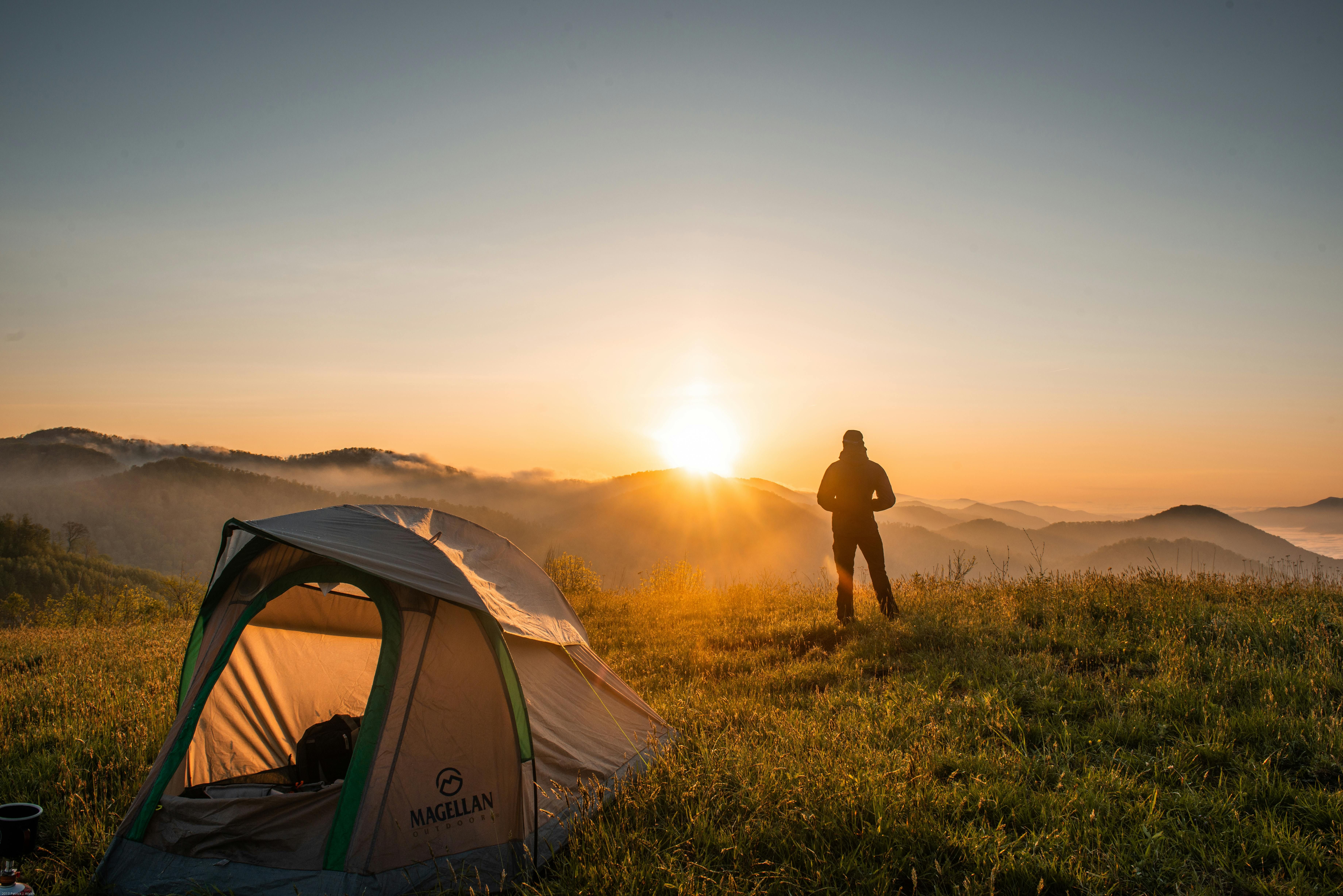 Gratuit Silhouette De Personne Debout Près De La Tente De Camping Photos