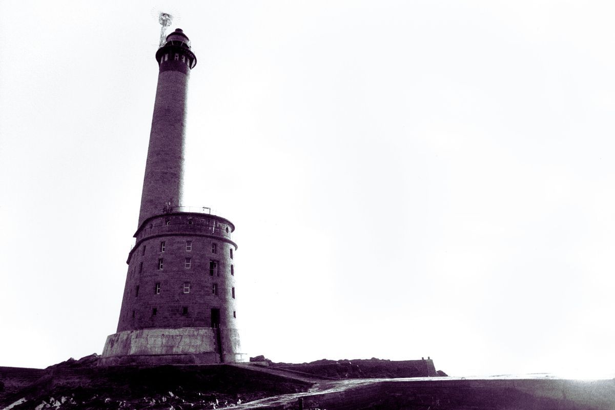 Phare des Roches-Douvres : un géant des mers classé monument historique à découvrir en Bretagne ! Pourquoi ne pas faire le tour des phares bretons pour vos prochaines vacances ?