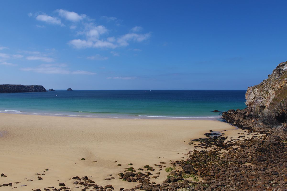 Plage de Pen Hat : élue plage préférée des français en 2024, cette magnifique plage confirme encore une fois que les français préfèrent les plages bretonnes