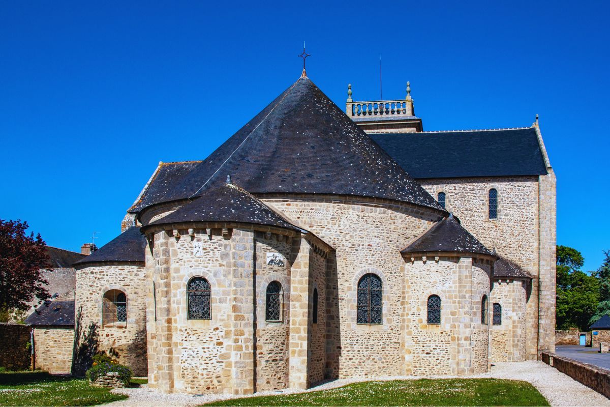 Découvrez les 4 plus belles églises et chapelles de Bretagne : trésors cachés dans de jolis villages du patrimoine breton, ces lieux emblématiques cachent une beauté sans pareille