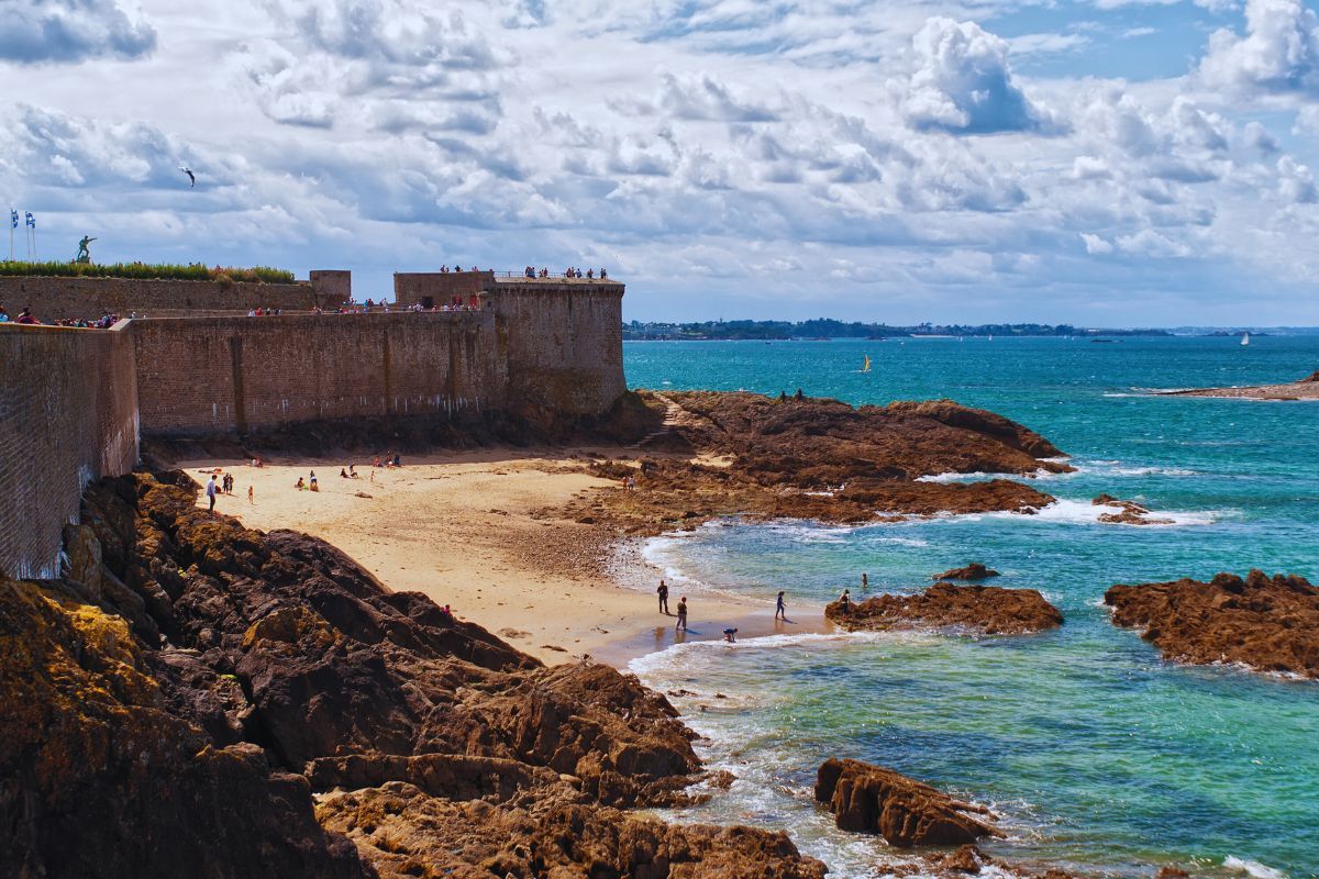 Vous logez à la cité corsaire et cherchez les plus belles vagues ? Découvrez les meilleurs spots de surf près de Saint-Malo pour des vagues inoubliables