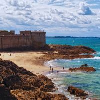 Vous logez à la cité corsaire et cherchez les plus belles vagues ? Découvrez les meilleurs spots de surf près de Saint-Malo pour des vagues inoubliables