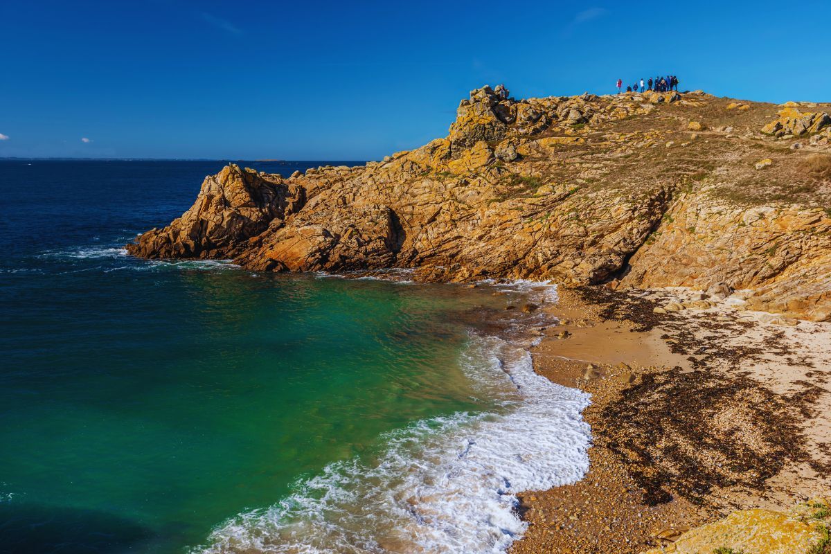 Profitez d'une plage unique et d'une balade à pied dans un lieu magique de la baie de Quiberon : découvrez l'île d'Hoedic en Bretagne