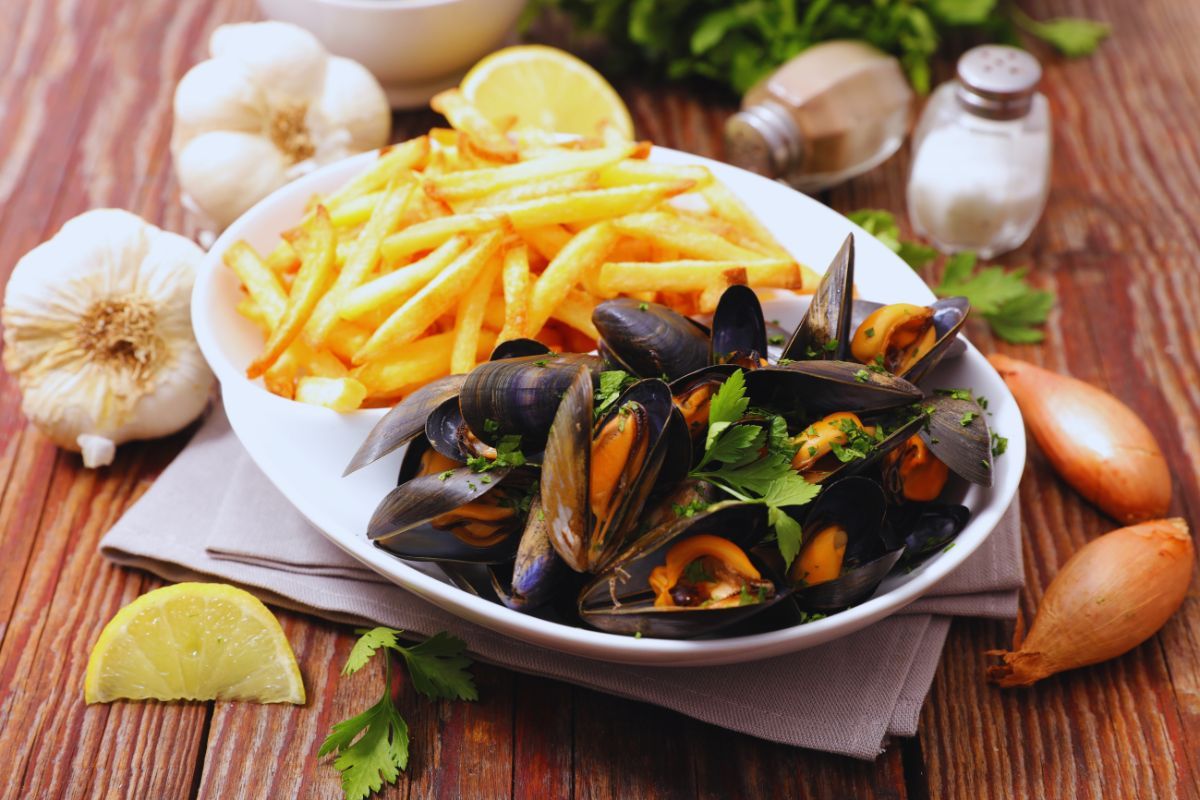 Voici notre top 3 des meilleurs restaurants pour déguster des moules dans le Morbihan en Bretagne : prenez un soir pour vous faire plaisir dans un de ces établissements avec de délicieuses moules marinières locales