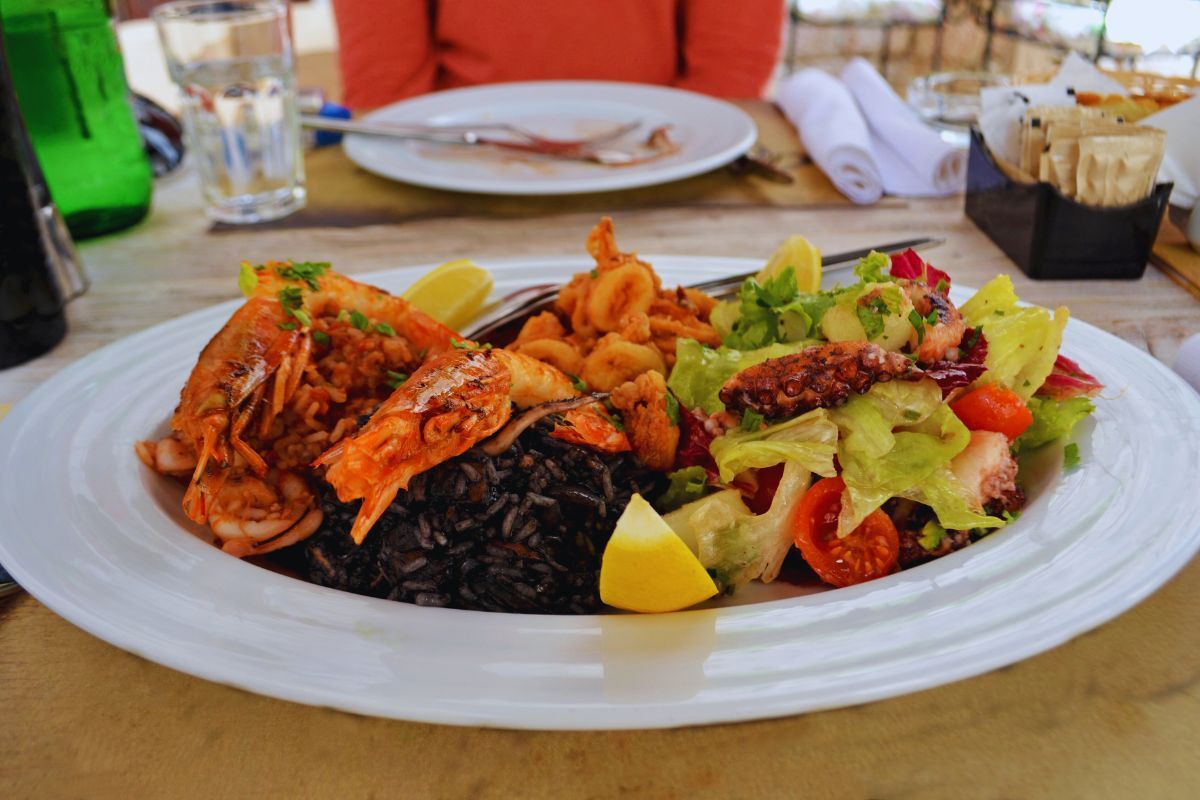 Découvrez les 4 meilleurs restaurants de poissons et fruits de mer à Quimper en Bretagne : un bon plat chaud de produits de la mer frais pour vous réchauffer si vous êtes actuellement dans le Finistère